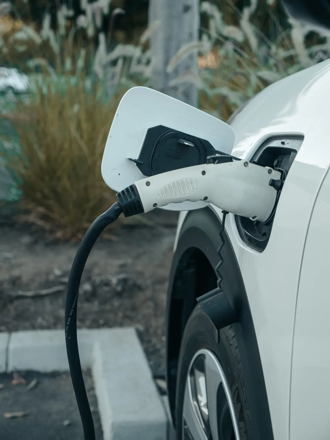 Ladekabel, das an ein Elektroauto angeschlossen ist