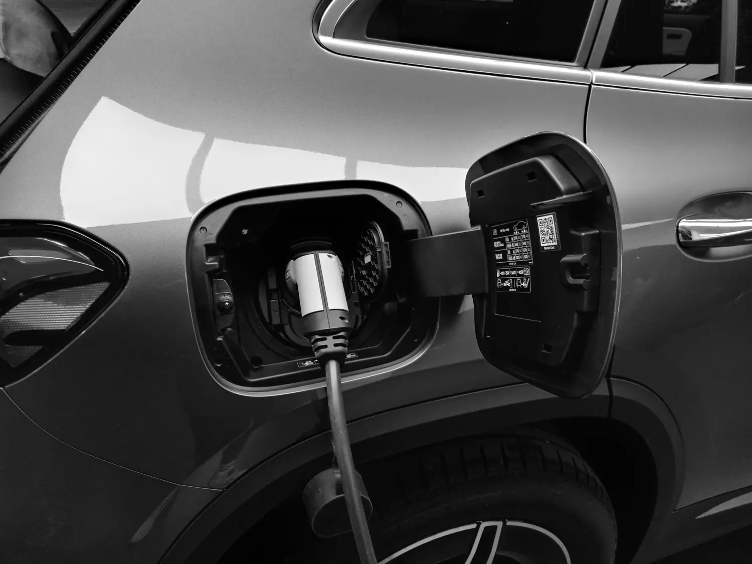 Ladekabel, das an ein Elektroauto angeschlossen ist
