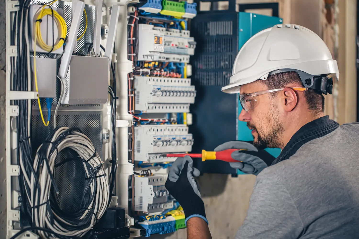 Elektriker bei der Arbeit an einer Steckdose